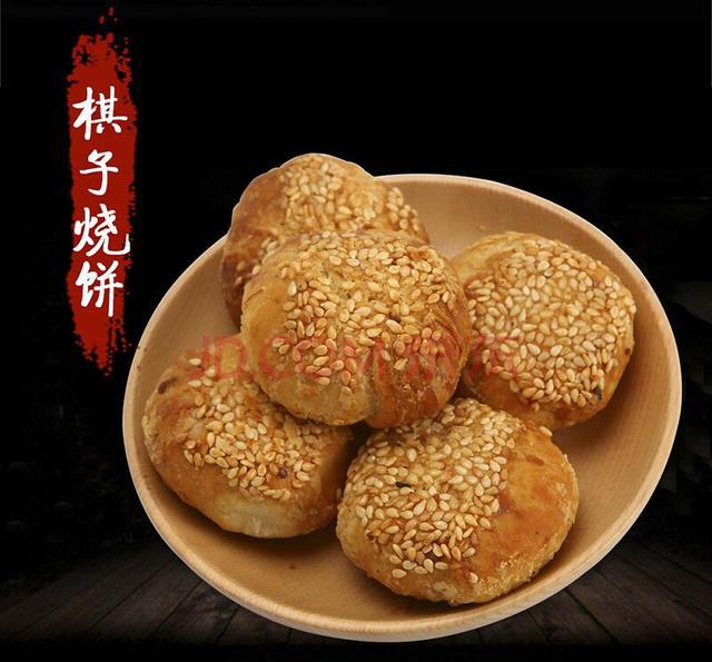 棋子烧饼,顾名思义,就是像象棋子那么大的烧饼,比缸炉烧饼和鼓浪屿的