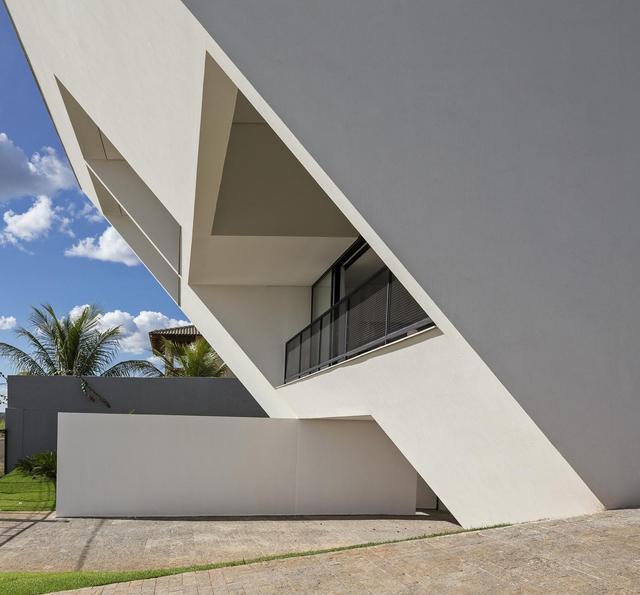 筑讯设计:房子还能这样盖着来遮阳,这向前倾斜的墙壁都有45度了