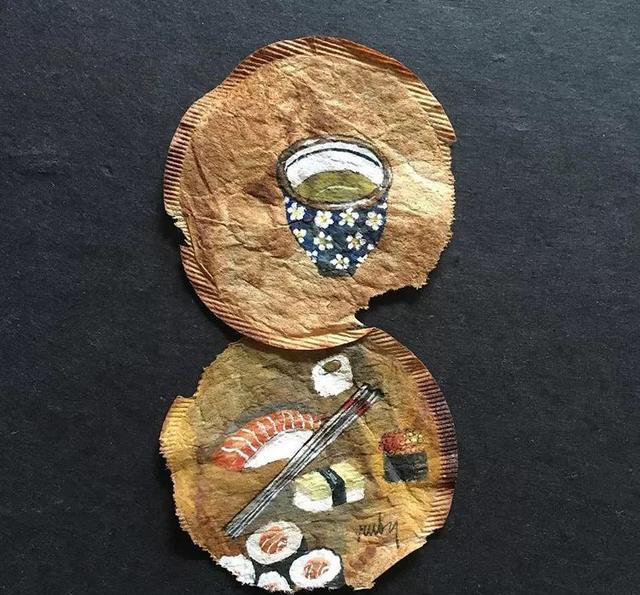 真是什么人都有,这位艺术家专门收集用过的茶叶包,在上面作画
