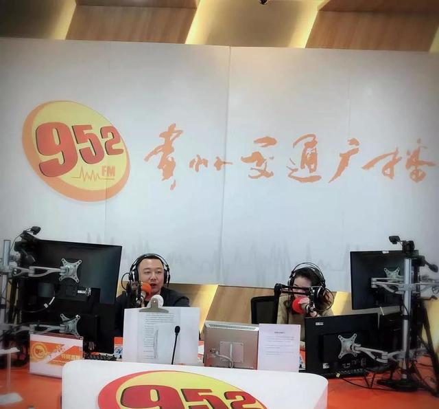 为了第一时间传达路况信息,贵州交通广播记者在省路网中心梳理高速