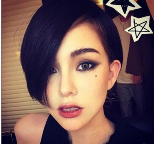 昆凌在微博晒出短发发型的照片干净利落你觉得好看吗