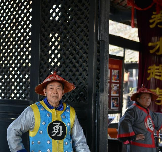 为何清朝士兵有的胸前绣着"兵"字,有的绣着"勇"字?