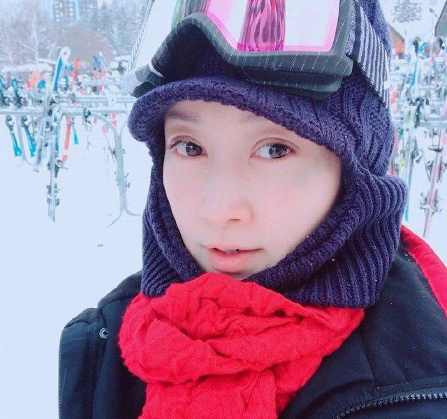 赵子琪晒素颜滑雪照,网友:厉害了,女神的双板玩得真6!