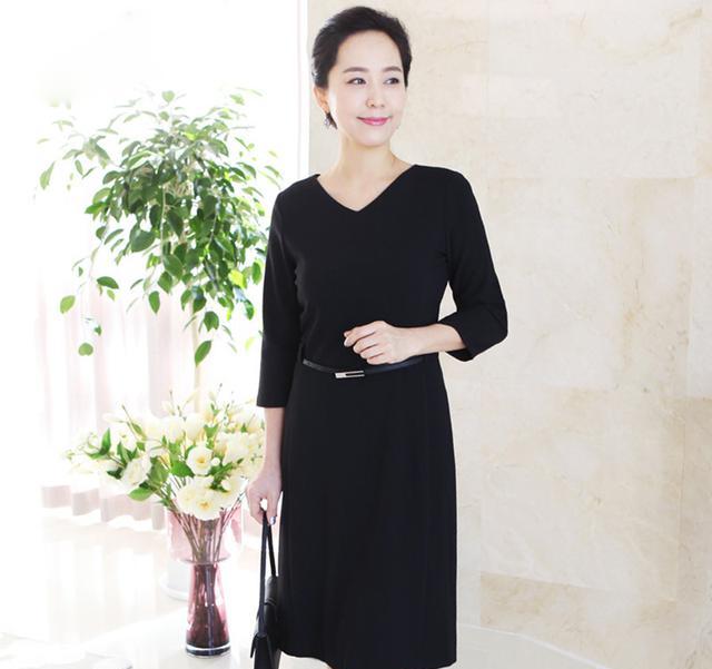 4060岁的中年妈妈就要穿这些款式的裙装知性优雅显品味