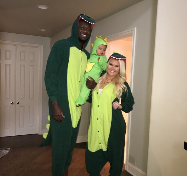 兰德尔妻子发出全家恐龙装,幸福一家