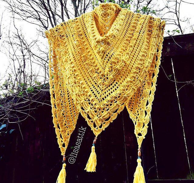 传统的三角披肩,配上时下流行的流苏,绝佳的色彩搭配,给您满满的文艺