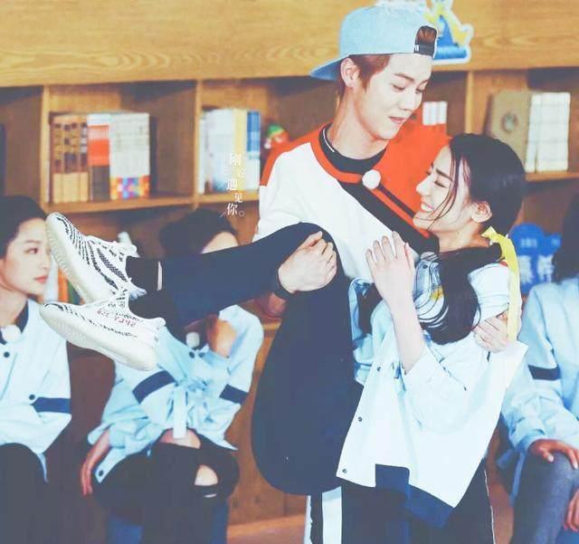 女星被公主抱瞬间:杨颖衣服脱落,刘德华成永恒!