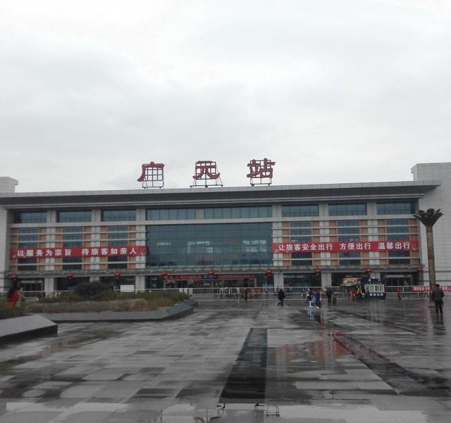 78平方公里,中国铁路网十个支点枢纽之一,广元铁路线发达,在全国34个