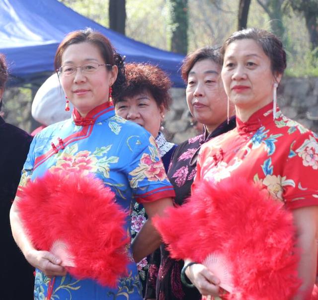 20位山东大妈"快闪"千佛山相亲会 呼吁不催婚