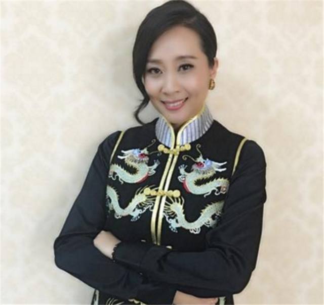 外号"黑妹",上春晚走红,但丈夫因病去世,今豪车出行成这般!