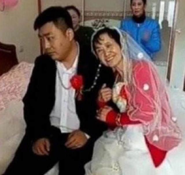 23岁小伙子娶了72岁老太太,果然是真爱