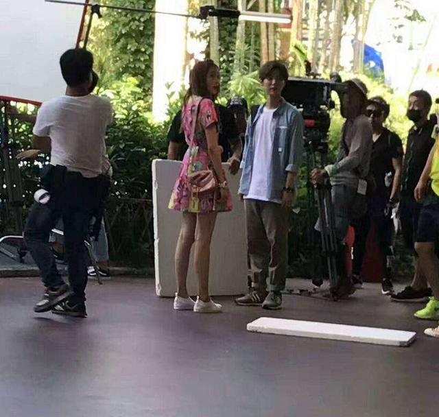 鹿晗关晓彤甜蜜同游,却因这个细节被群嘲|关晓彤|鹿晗|身高_新浪新闻