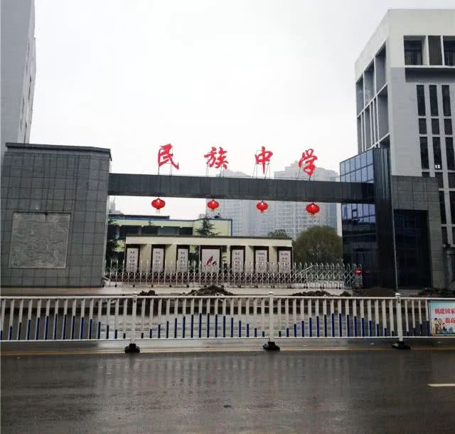 石柱民族中学新校门建成,当年烂熟于心的校训还记得吗?