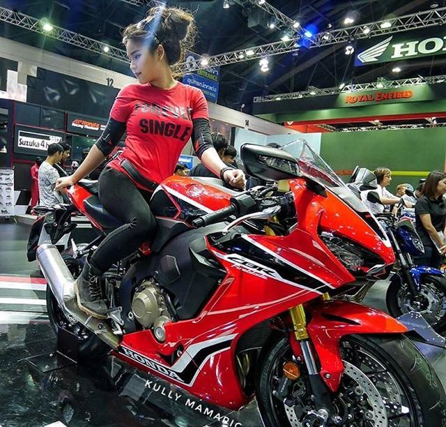 泰国女孩与本田cbr的机车恋情