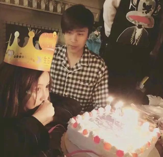 uu赵梦玥过生日卢本伟深情凝望表面夫妻卢本伟万箭穿心