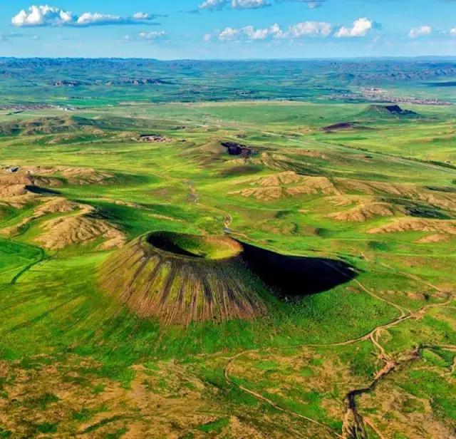 北起大興安嶺的諾敏河火山群,經阿爾山柴河火山群,錫林浩特阿巴嘎火山