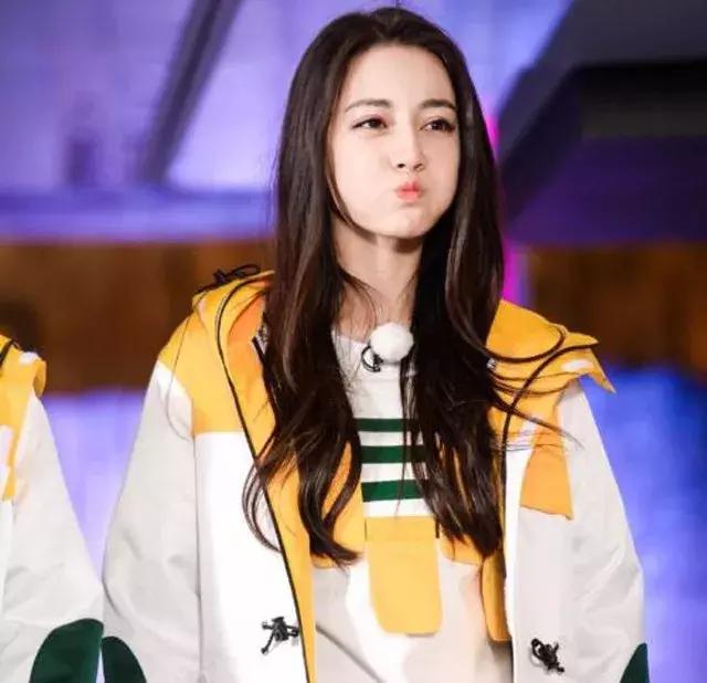 迪丽热巴历来保守,结果这次穿深V礼服!网友:这