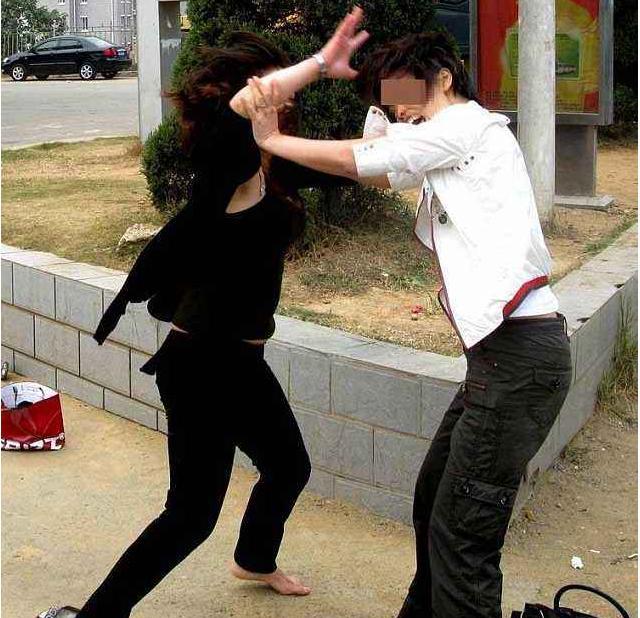 我和交往三年男友吃饭进来个女人对我又打又骂知道原因我懵了