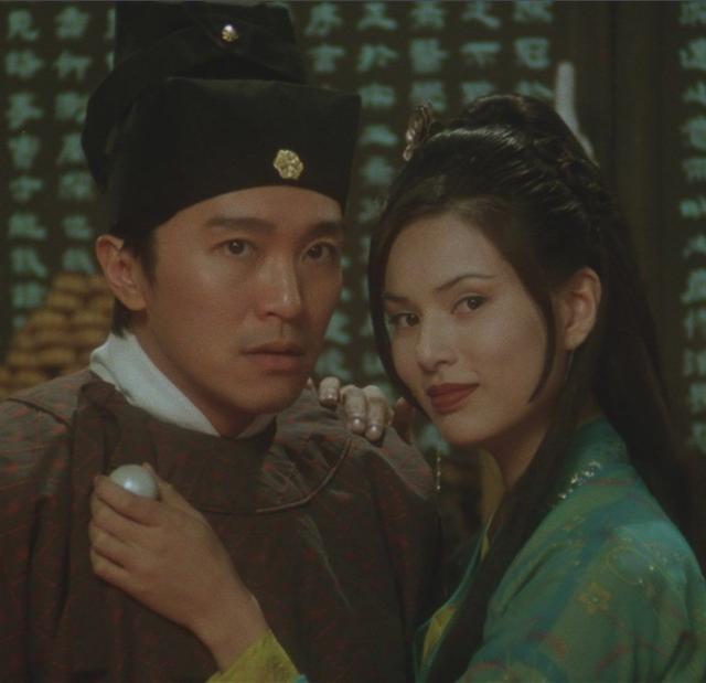 李若彤周星驰珍贵剧照,这般浓妆艳抹依然美艳,现50岁容颜依旧!