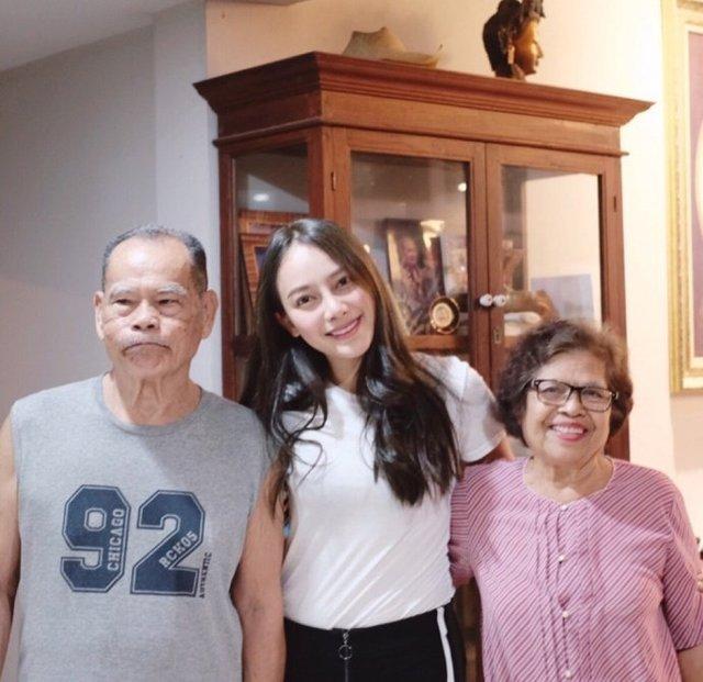 ▼泰国第一性感女星aump,从女神父母的长相,可以相信她是真正的纯泰