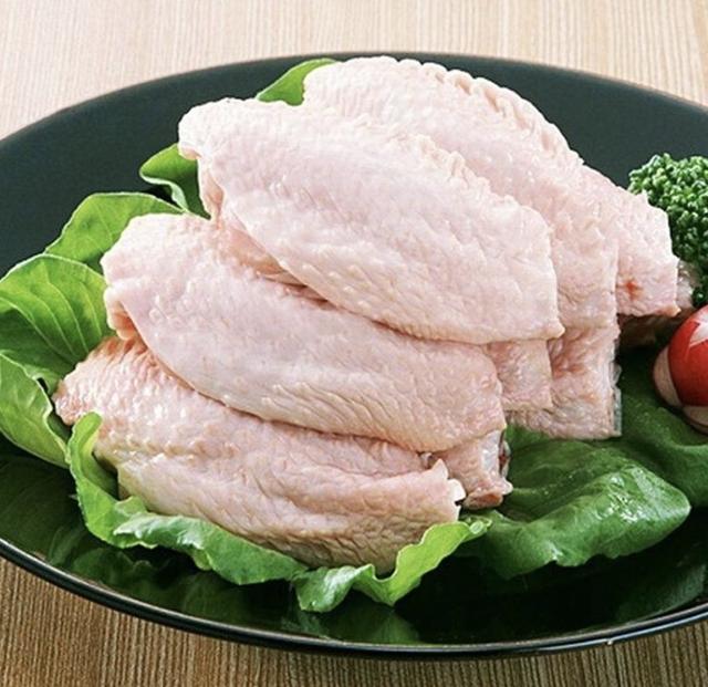 准备材料,鸡翅翅中,姜片,耗油,生抽,胡椒粉,料酒,食盐.