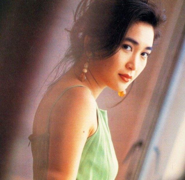 她贫困家庭出身,15岁出道,嫁豪门17年未生子,51岁魅力不减当年