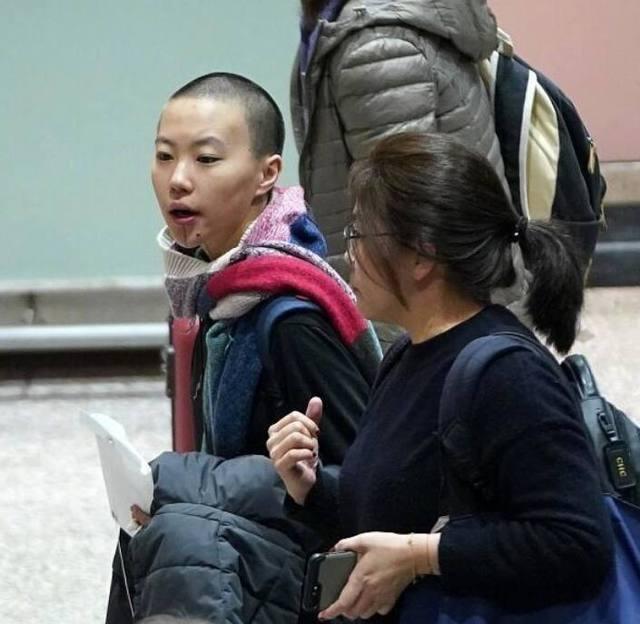 王菲大女儿剃光头造型上热搜,网友:还是看李嫣更顺眼一点