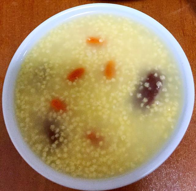 早上来一碗养胃的红枣枸杞小米粥吧!