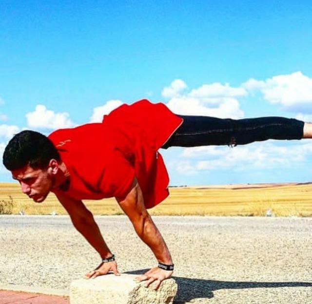 西班牙街健冠军是怎么练成的?新姿势让人傻眼