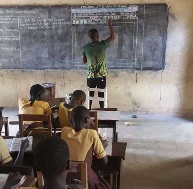 非洲老师上课没电脑黑板上手绘word教学