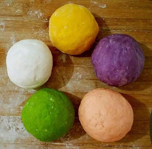 奶奶饺子皮40年的经验,5个小技巧,不粘不破,附彩色饺子皮做法