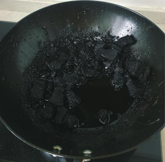 铸铁锅烧得锅底一片焦黑,想不到用水这样泡一夜就跟新的一样!
