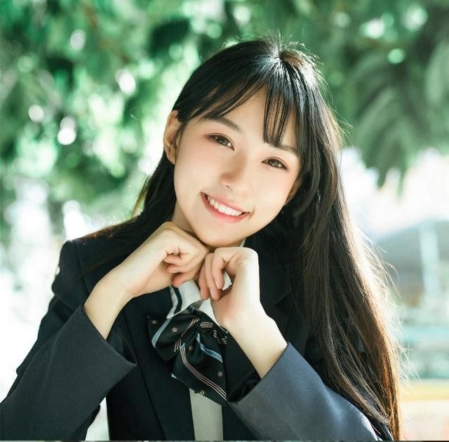 00后女生校服照走红被赞穿校服最好看的校花