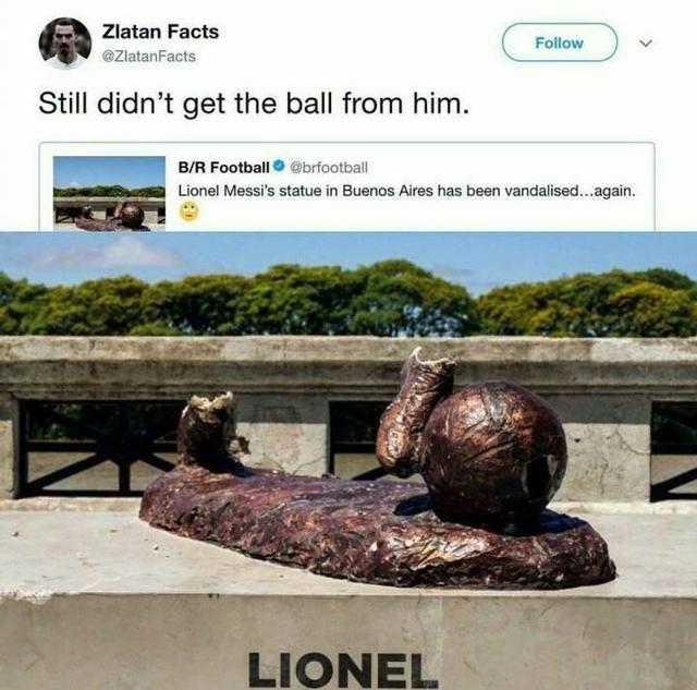梅西雕像被毁,砸倒全身仅剩下脚和球,外国网友的评论亮了