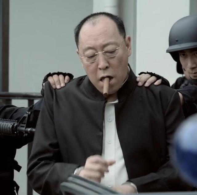 电影《战狼》中饰演黑团伙老大,他是所有电影中唯一敢在狂扫的加特林