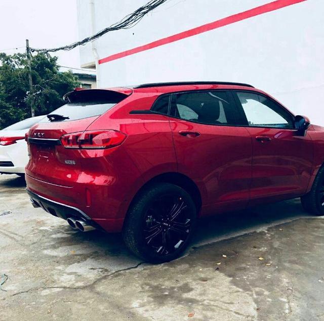 美女提vv5大红色, 朋友都以为是林肯, wey的设计真是男女通杀