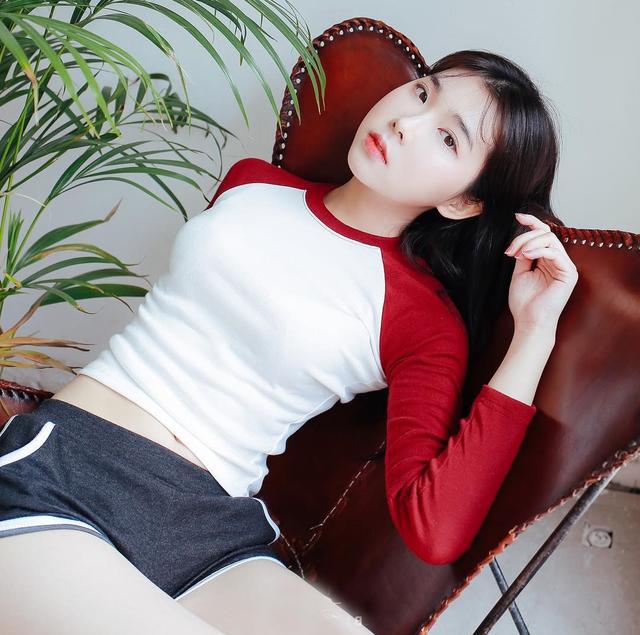 可爱学生妹纸,穿上运动短裤,只有三个字"显腿长"