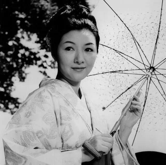 与这些更加有"力度"的明星相比,原节子似乎是更加柔软,温和的存在.