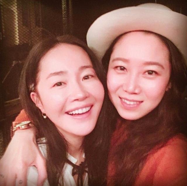 除了孔孝真,李珉廷,严智苑,宋允儿,李贞贤,吴允儿也亲自现身祝福,全都