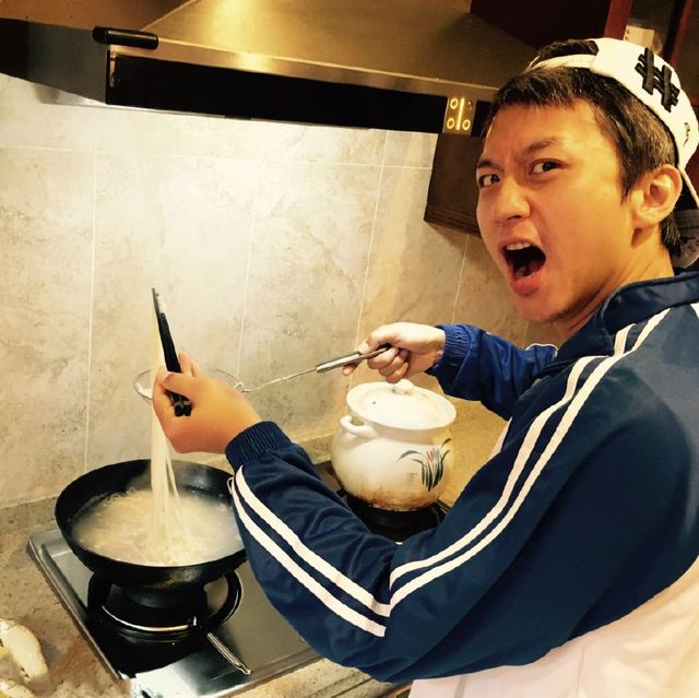 邓超为孙俪做饭照片首次曝光 网友高呼:娘娘一手调教的好男人