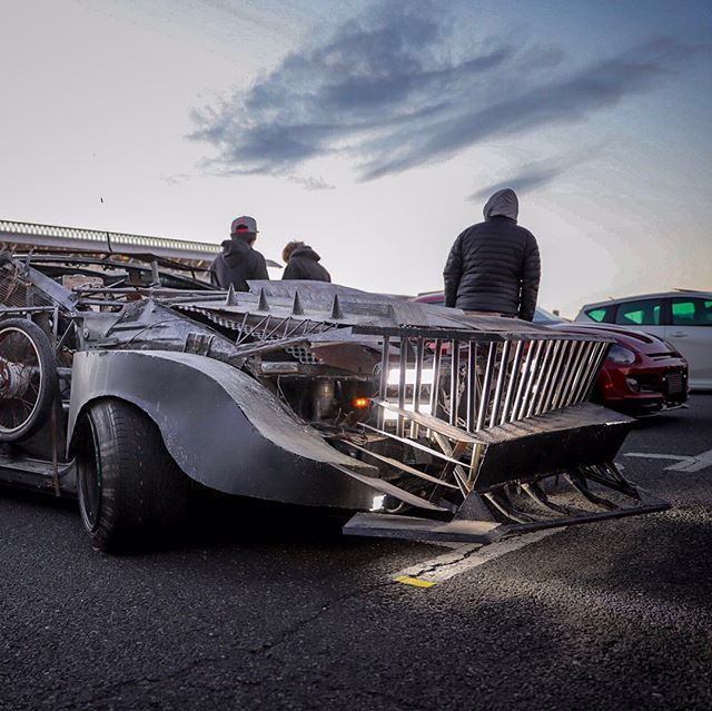 这位本田车主可能是疯了,竟然打造了一辆最变态的末日战车!