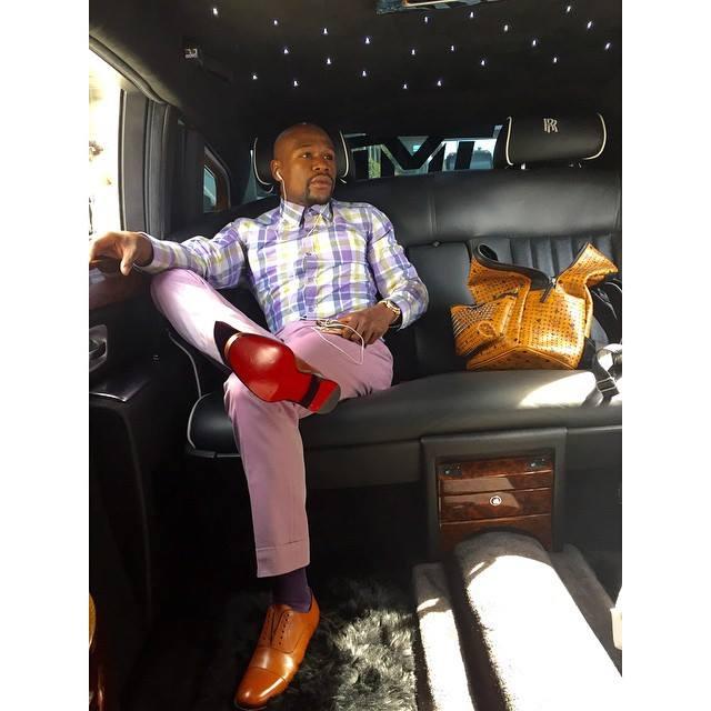 梅威瑟女人味十足,穿着红色马靴登长城,此行至少六千万入账