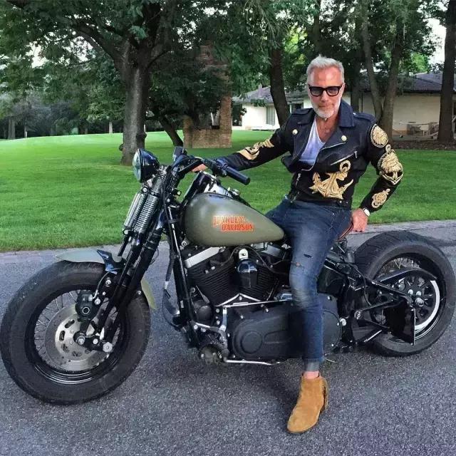 因为炫富50岁肌肉大叔如今面临破产