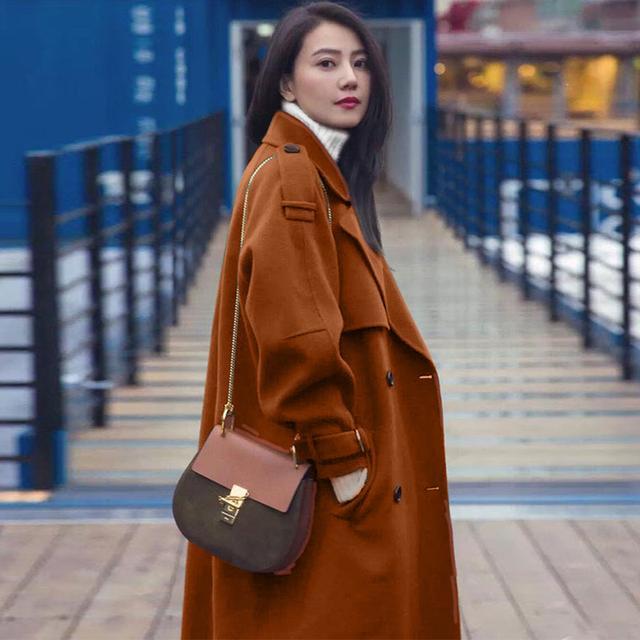 三十岁的女人,穿毛衣裙套装,美搭过秋冬