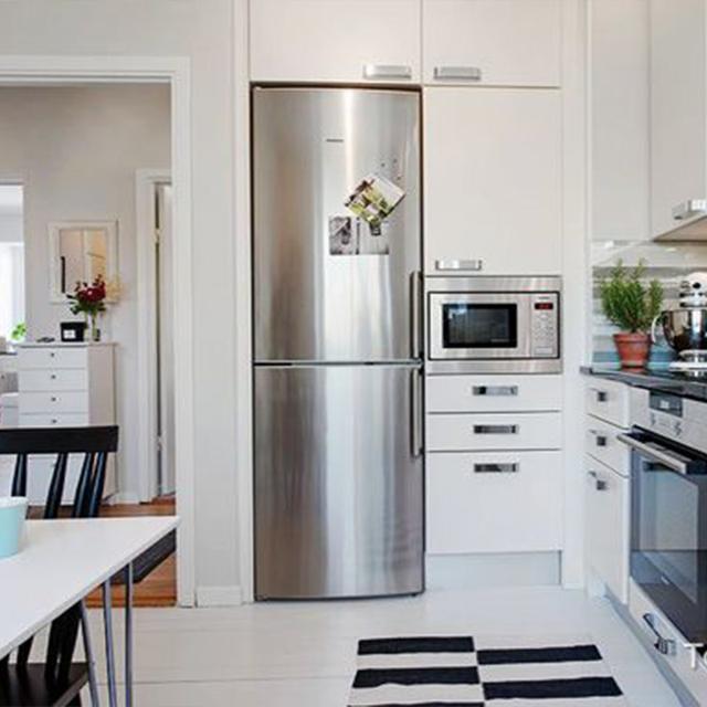 头一次去闺蜜家, 没想到她家都把冰箱装进了厨房橱柜里, 太聪明了