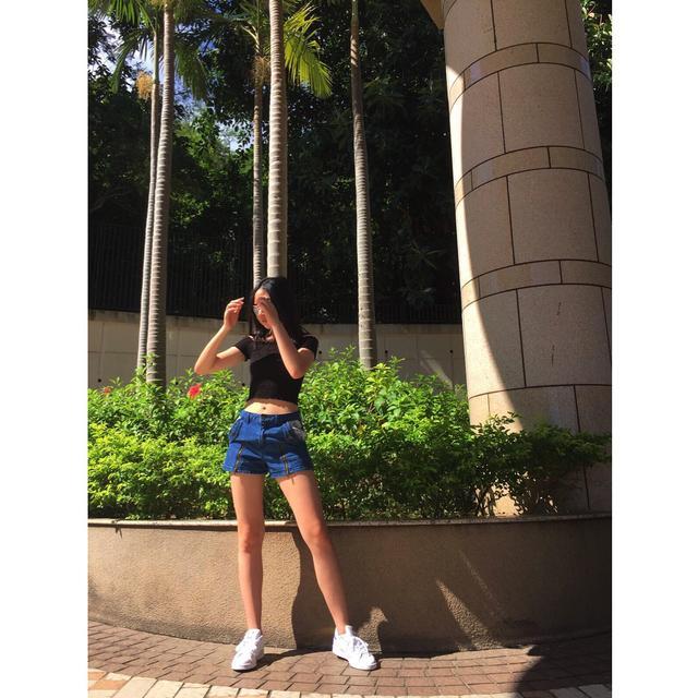 甄子丹13岁女儿肤白颜值高,大长腿惊人,基因太强大了!