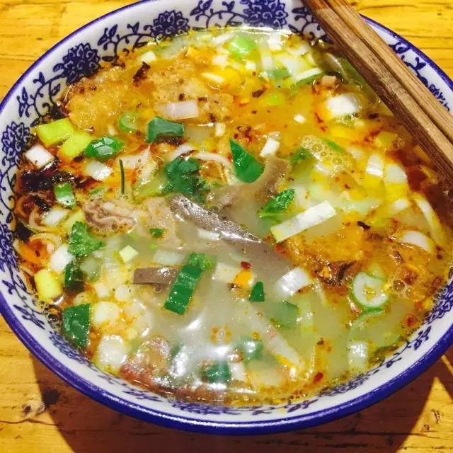 皆有汤水,例如牡丹燕菜,莲汤肉片,水漂肉丸,生氽丸子,酸辣木樨汤等