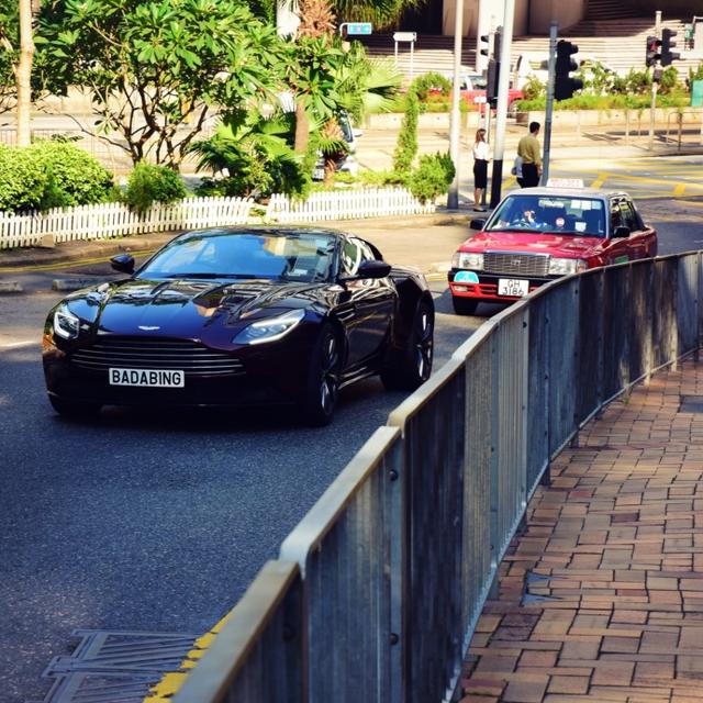 港式街拍,大桥上拍豪车,看完才发现自己除了bba什么都不认识