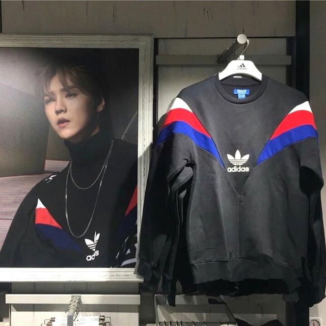 过渡季明星们都爱穿的三叶草运动休闲套头卫衣