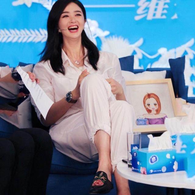 蒋欣最近一身白衣出席活动,被她脚上那双时髦漂亮的拖鞋吸引